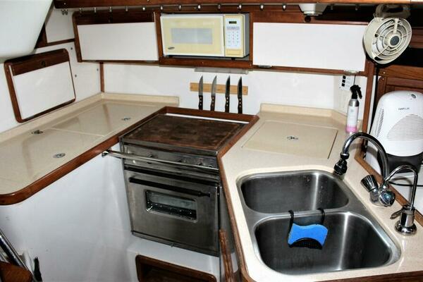 HUZZAH 32ft Catalina Yacht For Sale