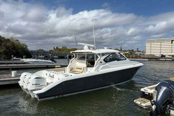 Pursuit 365 DC Yacht For Sale
