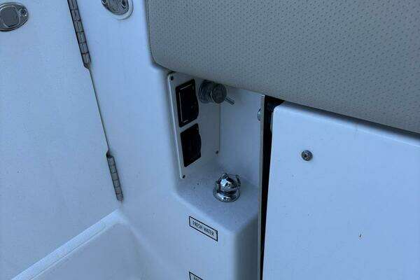 Pursuit 365 DC Yacht For Sale