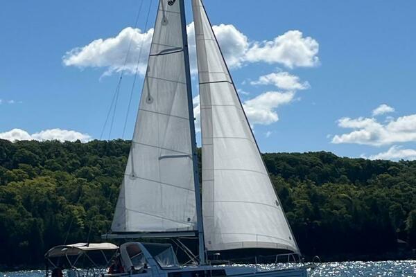 2018 Beneteau Oceanis 35.1