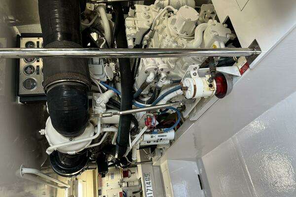 Hatteras 60 Convertible Yacht For Sale