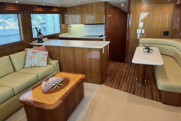 Hatteras 60 Convertible Yacht For Sale
