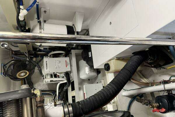 Hatteras 60 Convertible Yacht For Sale