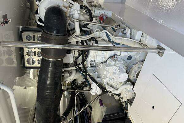 Hatteras 60 Convertible Yacht For Sale