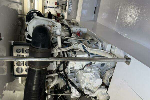 Hatteras 60 Convertible Yacht For Sale