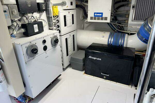 Hatteras 60 Convertible Yacht For Sale