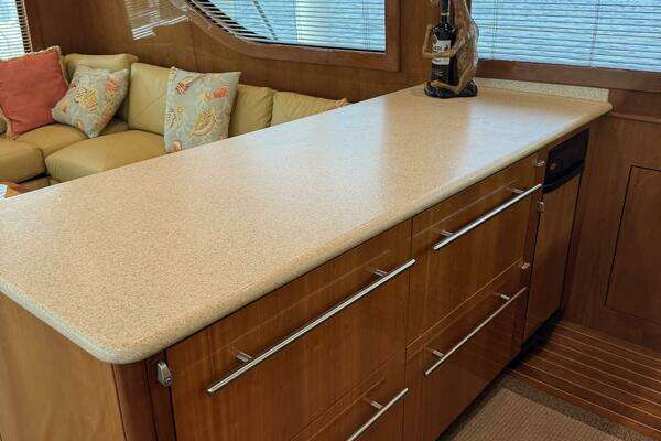 Hatteras 60 Convertible Yacht For Sale