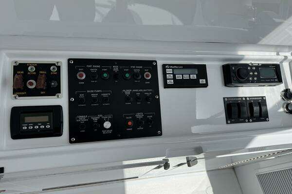 Hatteras 60 Convertible Yacht For Sale