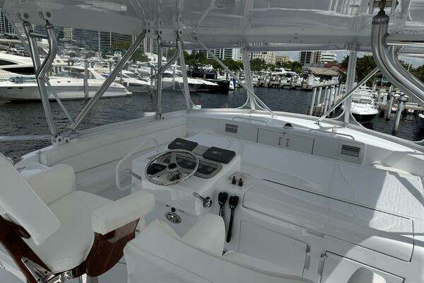 Hatteras 60 Convertible Yacht For Sale