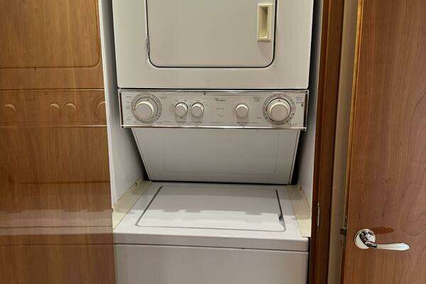 Hatteras 60 Convertible Yacht For Sale