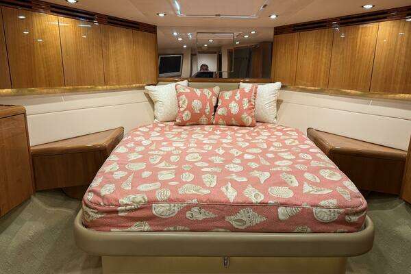 Hatteras 60 Convertible Yacht For Sale