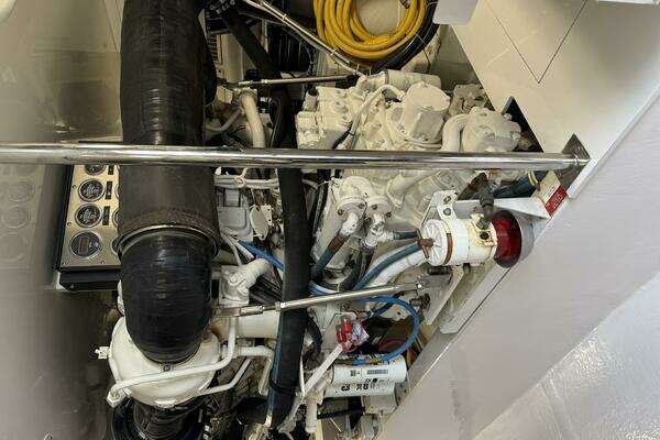 Hatteras 60 Convertible Yacht For Sale