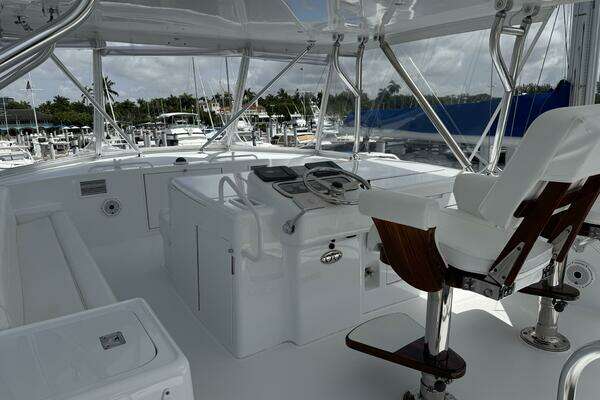 Hatteras 60 Convertible Yacht For Sale