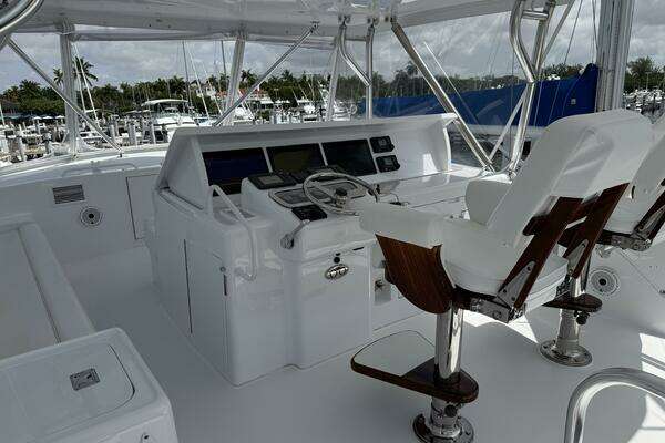 Hatteras 60 Convertible Yacht For Sale