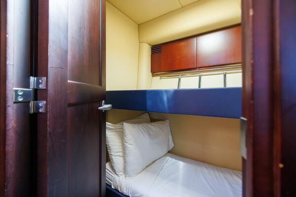 2006 52 Sea Ray Sedan Bridge Zoe Grace Guest Stateroom (2)