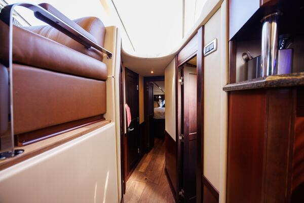 2006 52 Sea Ray Sedan Bridge Zoe Grace Companionway