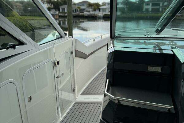 Formula 430 Super Sport Crossover Yacht For Sale