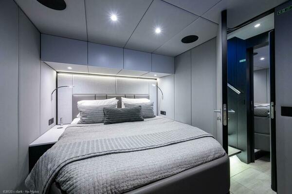 Sunreef 60 NERO- Mid Starboard Guest Cabin