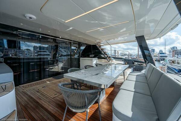 Sunreef 60 NERO- Cockpit