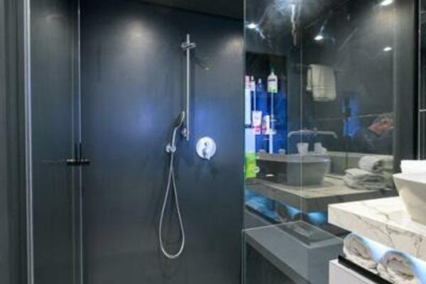 Sunreef 60 NERO- Port Master Cabin Head