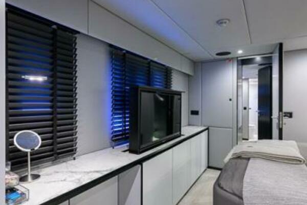 Sunreef 60 NERO- Port Master Cabin