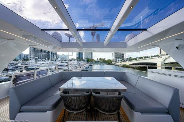 Sunreef 60 NERO- Dinnette