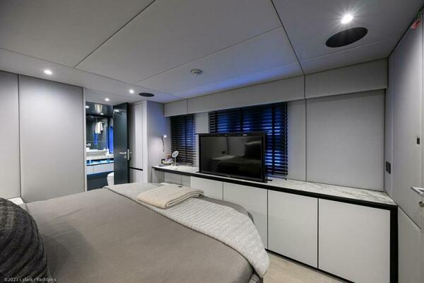 Sunreef 60 NERO- Port Master Cabin