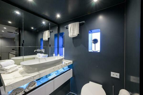 Sunreef 60 NERO- Port Master Cabin Head