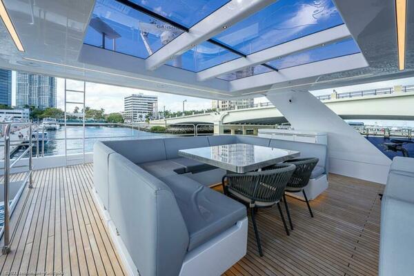 Sunreef 60 NERO- Flybridge