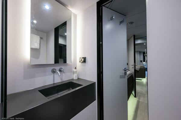 Sunreef 60 NERO- Head