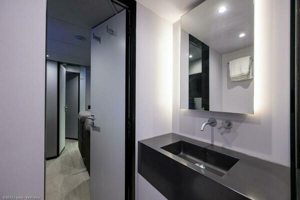 Sunreef 60 NERO- Head 