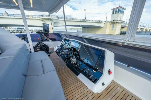 Sunreef 60 NERO- Helm