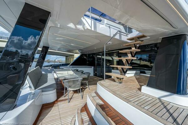 Sunreef 60 NERO- Cockpit