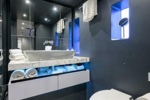 Sunreef 60 NERO- Port Master Cabin Head