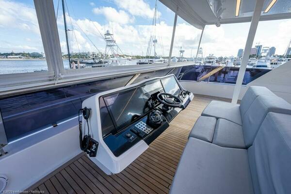 Sunreef 60 NERO- Helm