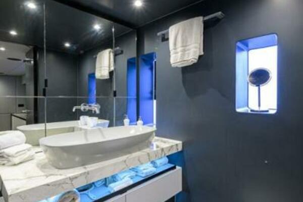 Sunreef 60 NERO- Port Master Cabin Head