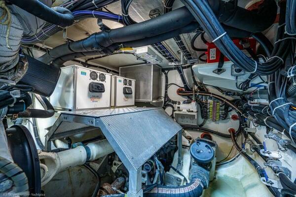 Sunreef 60 NERO- Engine Room