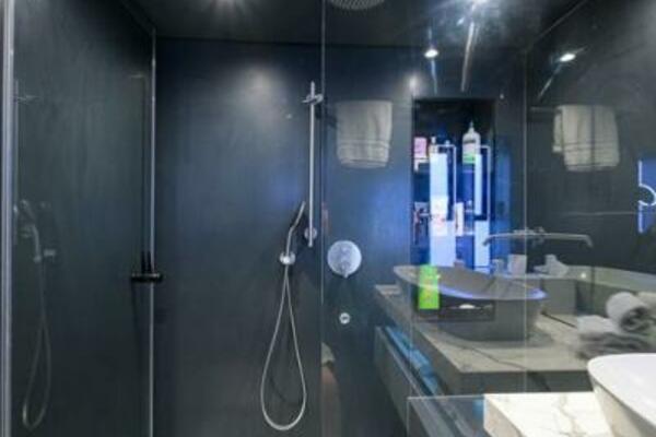 Sunreef 60 NERO- Port Master Cabin Head