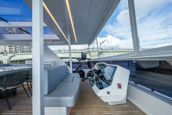 Sunreef 60 NERO- Helm