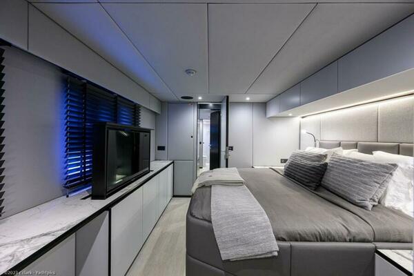 Sunreef 60 NERO- Port Master Cabin