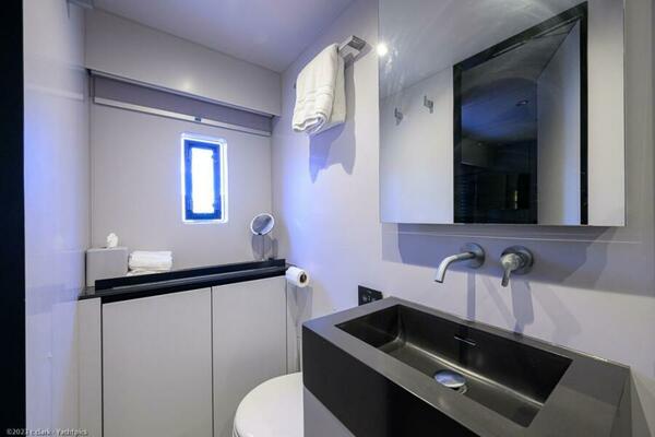 Sunreef 60 NERO- Head