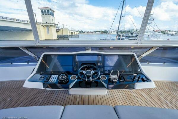 Sunreef 60 NERO- Helm