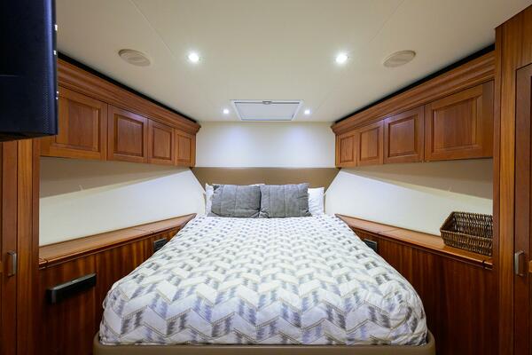 Hatteras 63 Reelin N Dealin - Interior Guest Stateroom