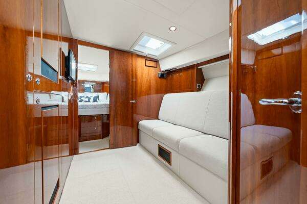 Riviera 5000 Sport Yacht Yacht For Sale