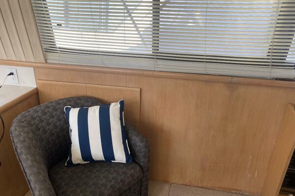 37ft Carver Yacht For Sale