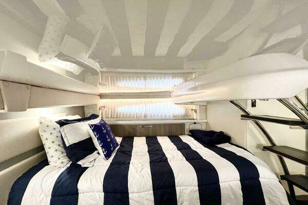 Regal 33 XO Yacht For Sale