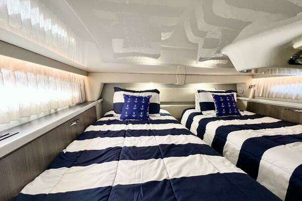 Regal 33 XO Yacht For Sale