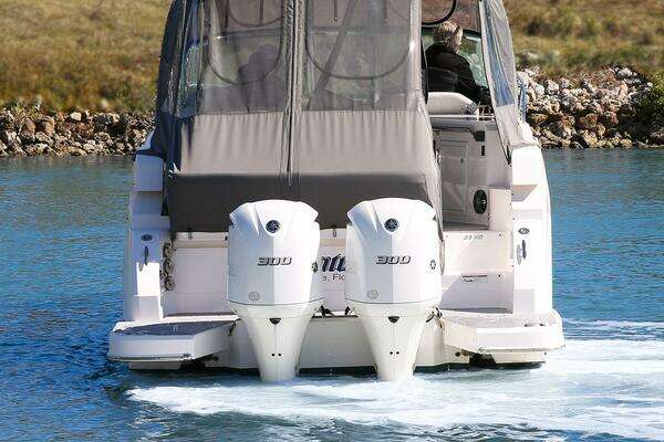 Regal 33 XO Yacht For Sale