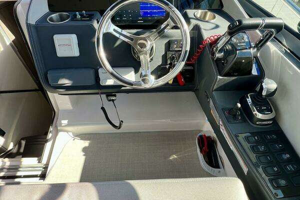 Regal 33 XO Yacht For Sale