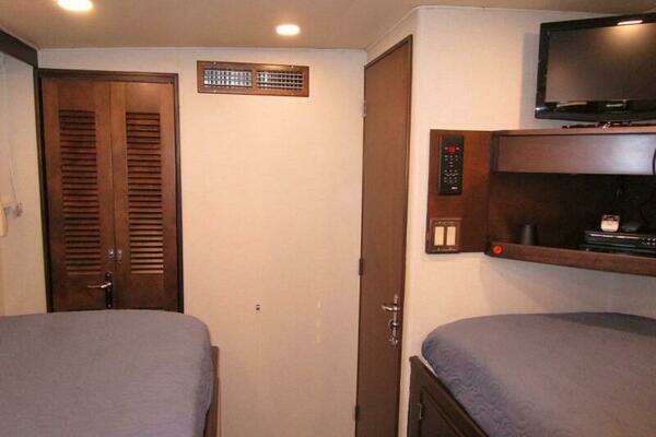 Burger Flush Deck with Flybridge Yacht For Sale